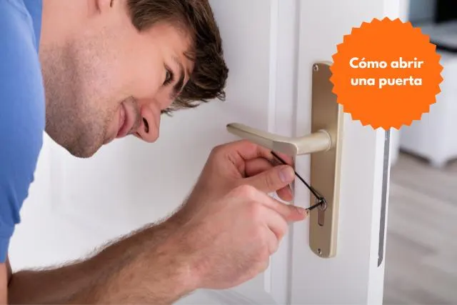 Persona intentando abrir una puerta sin llaves con técnicas no destructivas