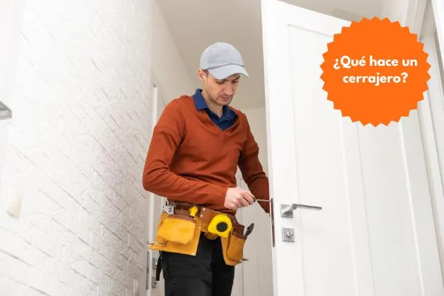 Cerrajero profesional trabajando en la reparación de una cerradura residencial