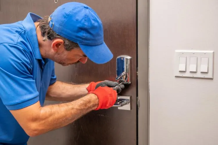 Cerrajero de Cerrajeros Barranquilla trabajando en la apertura de una cerradura residencial con técnicas no destructivas