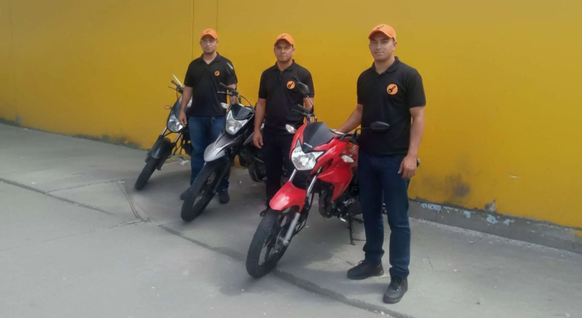 Equipo de técnicos de Cerrajeros Barranquilla con vehículo propio y uniforme corporativo